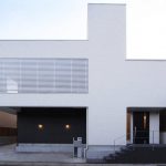 大吹抜のある家は左側のバルコニー下に2台分、道路前面に1台分のカーポートを用意して道路からは約1mほど上がる形式の玄関にして浸水対策を講じています