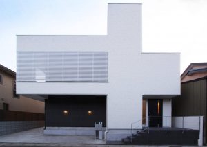 大吹抜のある家は左側のバルコニー下に2台分、道路前面に1台分のカーポートを用意して道路からは約1mほど上がる形式の玄関にして浸水対策を講じています