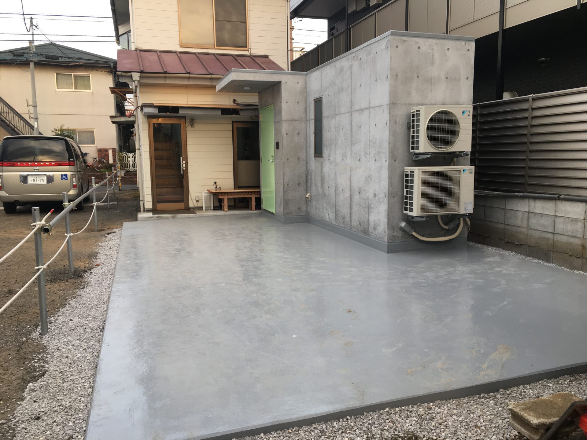 この駐車場の下に約２０畳の地下ドラム練習スタジオ（兼シェルター＆楽器庫）を増築