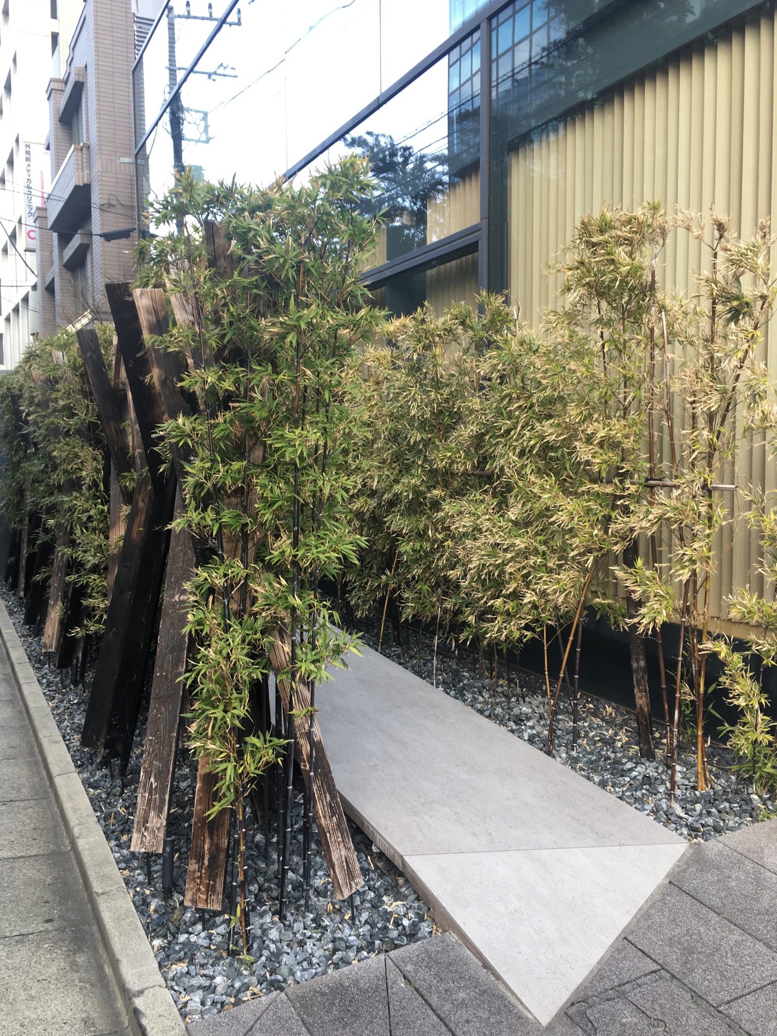 南青山の日本料理店のアプローチ