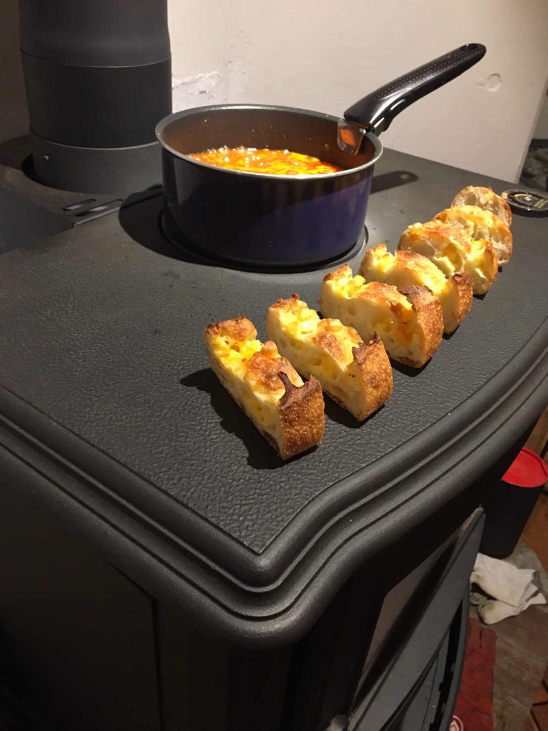 トップではティファール鍋を置きミートソースをコトコトし、チーズフランスも温める