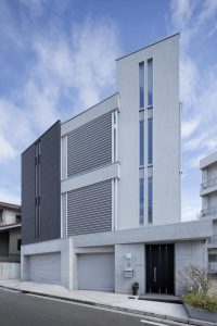 約2.4ｍほどの段状地の再建を兼ねた親子二世帯住宅は車庫や玄関、書斎、ホームシアター、ドライエリアを地下で結び、奥の子世帯とも地下で行き来できるプランにしています。