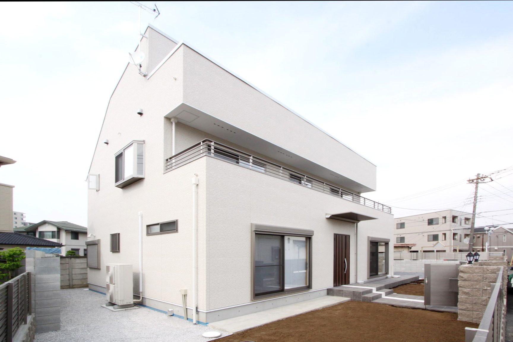 余裕のある敷地に広い屋上がある住まいですが、この建物の下に天井高さ3m超えの大型地下室があるとは誰も想像できないと思います