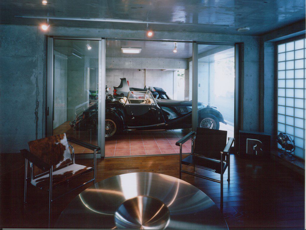 既存擁壁をインナーガレージに改変して、その横に書斎を配して愛車を眺めたり、触ったり、語ったりという趣味空間を提供。この空間でコーヒーを味わう楽しみはなんと幸せな時間なのだろうか・・・