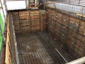 奥の既存建物の隣に地下室を単独で建てた増築工事です。地下室はドラム練習のためのスタジオで深夜まで外部への音漏れを気にせずドラムを叩きたいお客様のご要望にお応えしました