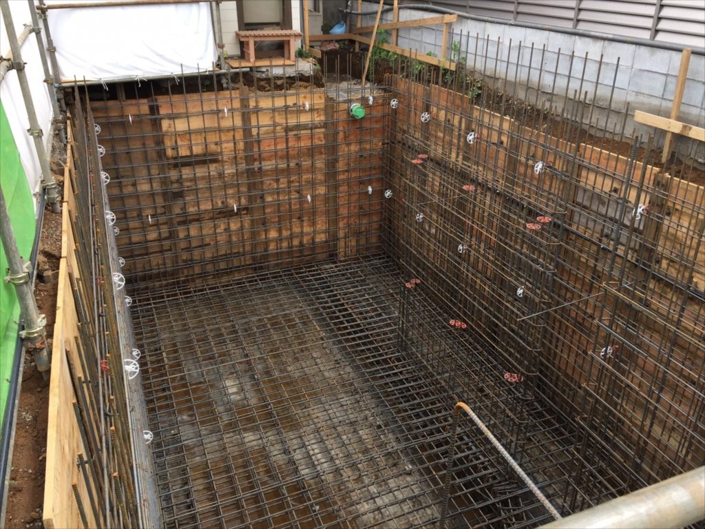 奥の既存建物の隣に地下室を単独で建てた増築工事です。地下室はドラム練習のためのスタジオで深夜まで外部への音漏れを気にせずドラムを叩きたいお客様のご要望にお応えしました