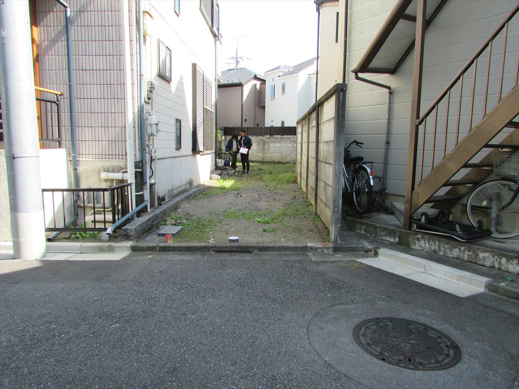 敷地の入口は約2.5ｍほどの旗状地（延長敷地）です。奥には正方形に近い台形の土地がありますが入口が狭い土地でも地下室は可能です