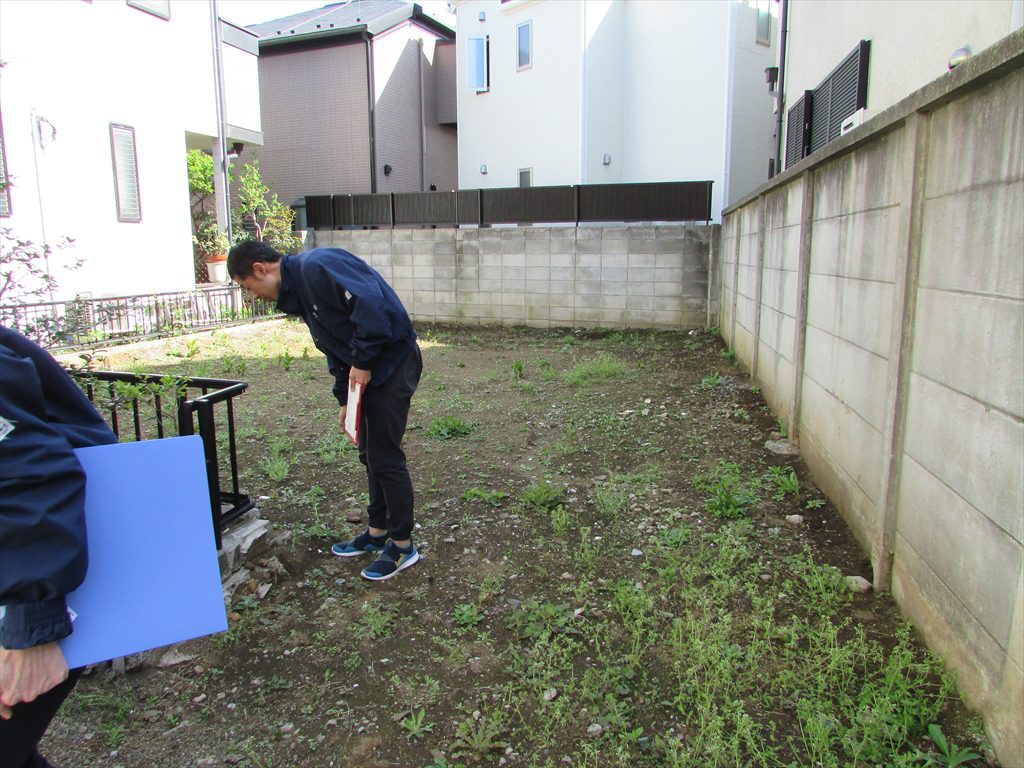 奥の台形地と接する旗竿部分は約2.3ｍですがこの部分さえクリアできれば奥の土地での地下室工事は問題ありません