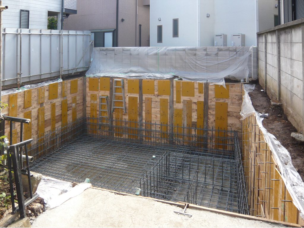 地下室は全体で25.5畳ですが旗状地（延長敷地）ではほぼ四角形（19坪）いっぱいに作れます。床面積をあきらめていたお客様は大満足です