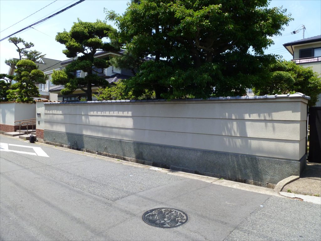 既存の敷地は道路から約30cmほど上がっていることを利用して遮水を行い、スロープで地下駐車場に車4台を格納するプロジェクトです