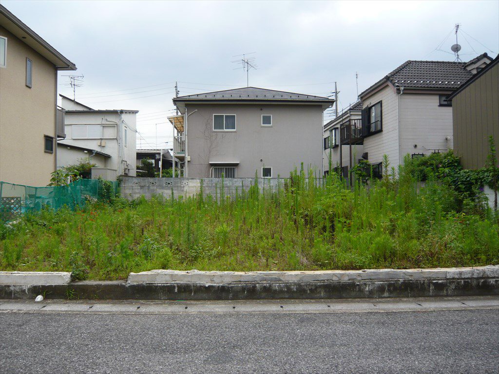 道路から30cmから50cmほど上がった土地は平坦地で約40坪ほどで周囲は住宅が整然と並ぶ街区です。ただ、付近には1級河川があってその影響は土中で観察することができました。