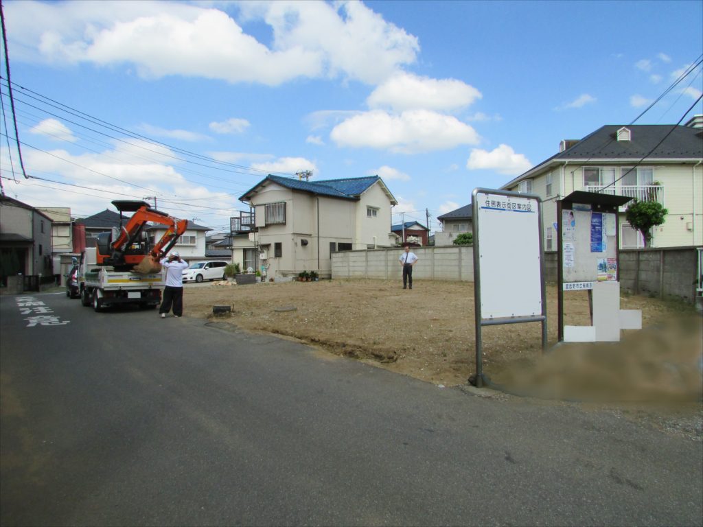 この土地の1.35m直下に常水面があると地質調査で判明。その実態を確認すべくユンボ重機で実際に掘ってみたところ、それはそれはグズグズで凄かったです!!