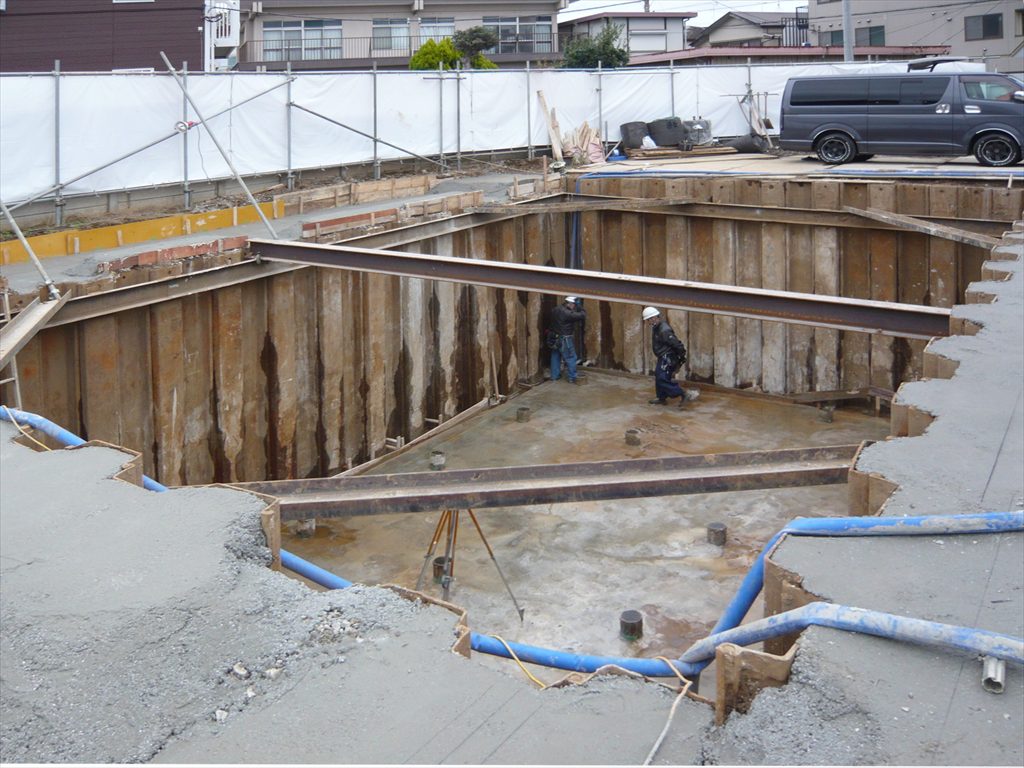 地盤面から約4ｍ掘削して基礎底を整えましたがシートパイルの隙間や基礎底から水が噴出してきますので絶えず排水していないと作業ができません