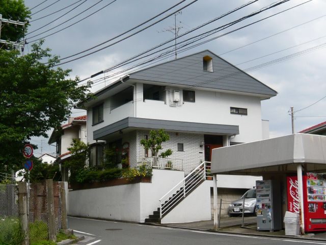 約2.4mほどの段状地に建つ既存建物の建て替えです。この建物の奥の土地が売りに出たのを機会に親子二世帯の住宅ができないかというご相談からスタートしました。