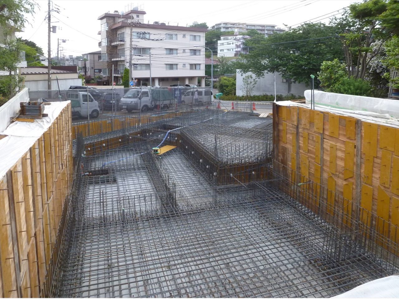 段状地に巨大地下室をつくるには道路側から掘り進むので敷地いっぱいに地下室をつくることができます